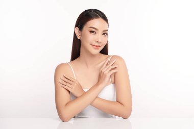 Beyaz arka planda temiz tenli güzel Asyalı kadın, yüz bakımı, yüz bakımı, kozmetoloji, güzellik ve kaplıca, Asyalı kadın portresi.