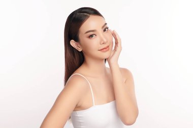 Beyaz arka planda temiz tenli güzel Asyalı kadın, yüz bakımı, yüz bakımı, kozmetoloji, güzellik ve kaplıca, Asyalı kadın portresi.