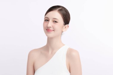 Beyaz arka planda temiz tenli güzel bir kadın, yüz bakımı, yüz bakımı, kozmetoloji, güzellik ve kaplıca, kadın portresi..
