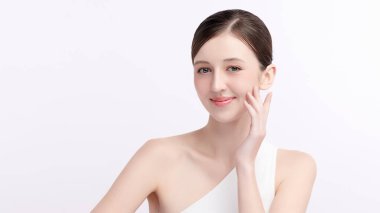 Beyaz arka planda temiz tenli güzel bir kadın, yüz bakımı, yüz bakımı, kozmetoloji, güzellik ve kaplıca, kadın portresi..