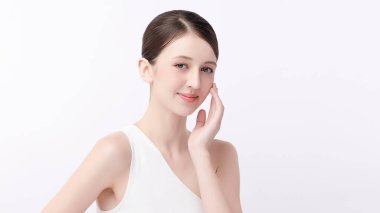 Beyaz arka planda temiz tenli güzel bir kadın, yüz bakımı, yüz bakımı, kozmetoloji, güzellik ve kaplıca, kadın portresi..