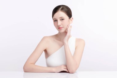 Beyaz arka planda temiz tenli güzel bir kadın, yüz bakımı, yüz bakımı, kozmetoloji, güzellik ve kaplıca, kadın portresi..