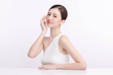 Beyaz arka planda temiz tenli güzel bir kadın, yüz bakımı, yüz bakımı, kozmetoloji, güzellik ve kaplıca, kadın portresi..