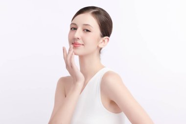 Beyaz arka planda temiz tenli güzel bir kadın, yüz bakımı, yüz bakımı, kozmetoloji, güzellik ve kaplıca, kadın portresi..