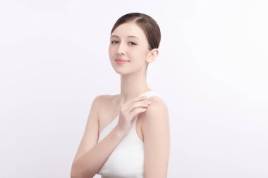 Beyaz arka planda temiz tenli güzel bir kadın, yüz bakımı, yüz bakımı, kozmetoloji, güzellik ve kaplıca, kadın portresi..