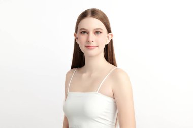 Beyaz arka planda temiz tenli güzel bir kadın, yüz bakımı, yüz bakımı, kozmetoloji, güzellik ve kaplıca, kadın portresi..