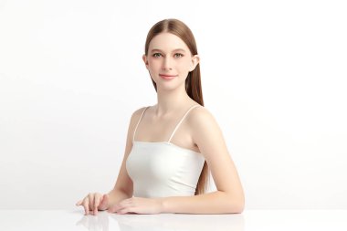 Beyaz arka planda temiz tenli güzel bir kadın, yüz bakımı, yüz bakımı, kozmetoloji, güzellik ve kaplıca, kadın portresi..