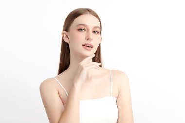 Beyaz arka planda temiz tenli güzel bir kadın, yüz bakımı, yüz bakımı, kozmetoloji, güzellik ve kaplıca, kadın portresi..