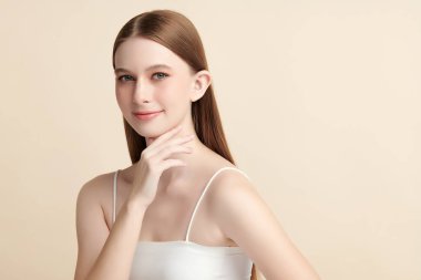 Bej arkaplan, yüz bakımı, yüz bakımı, kozmetoloji, güzellik ve kaplıca, kadın portresi..