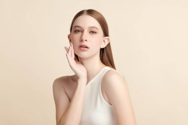 Bej arkaplan, yüz bakımı, yüz bakımı, kozmetoloji, güzellik ve kaplıca, kadın portresi..