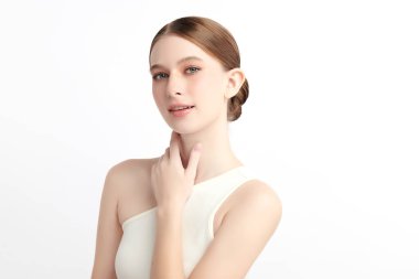 Beyaz arka planda temiz tenli güzel bir kadın, yüz bakımı, yüz bakımı, kozmetoloji, güzellik ve kaplıca, kadın portresi..