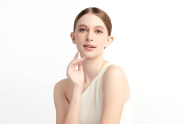 Beyaz arka planda temiz tenli güzel bir kadın, yüz bakımı, yüz bakımı, kozmetoloji, güzellik ve kaplıca, kadın portresi..