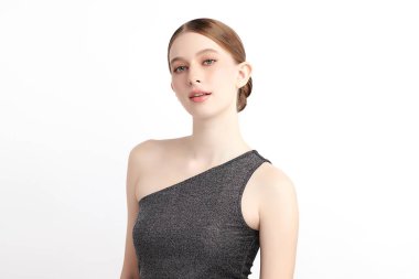 Beyaz arka planda temiz tenli güzel bir kadın, yüz bakımı, yüz bakımı, kozmetoloji, güzellik ve kaplıca, kadın portresi..