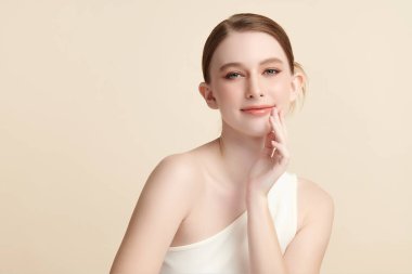 Bej arkaplan, yüz bakımı, yüz bakımı, kozmetoloji, güzellik ve kaplıca, kadın portresi..