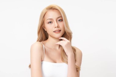 Beyaz arka planda temiz tenli güzel Asyalı kadın, yüz bakımı, yüz bakımı, kozmetoloji, güzellik ve kaplıca, Asyalı kadın portresi.