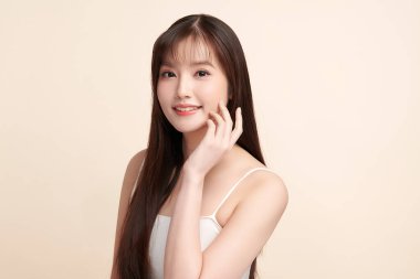 Taze bej arkaplan, yüz bakımı, yüz bakımı, kozmetoloji, güzellik ve kaplıca, Asyalı kadın portresi.