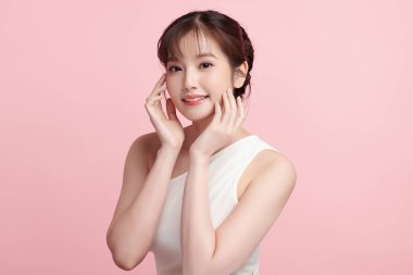 Pembe arka planda temiz tenli güzel Asyalı kadın, yüz bakımı, yüz bakımı, kozmetoloji, güzellik ve kaplıca, Asyalı kadın portresi.