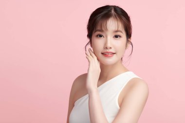 Pembe arka planda temiz tenli güzel Asyalı kadın, yüz bakımı, yüz bakımı, kozmetoloji, güzellik ve kaplıca, Asyalı kadın portresi.