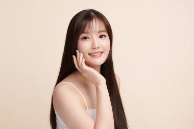 Taze bej arkaplan, yüz bakımı, yüz bakımı, kozmetoloji, güzellik ve kaplıca, Asyalı kadın portresi.