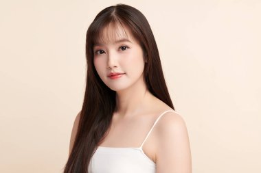 Taze bej arkaplan, yüz bakımı, yüz bakımı, kozmetoloji, güzellik ve kaplıca, Asyalı kadın portresi.