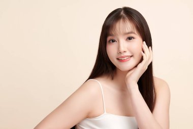 Taze bej arkaplan, yüz bakımı, yüz bakımı, kozmetoloji, güzellik ve kaplıca, Asyalı kadın portresi.