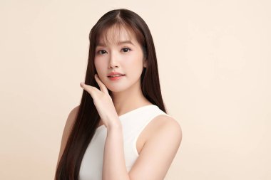 Taze bej arkaplan, yüz bakımı, yüz bakımı, kozmetoloji, güzellik ve kaplıca, Asyalı kadın portresi.