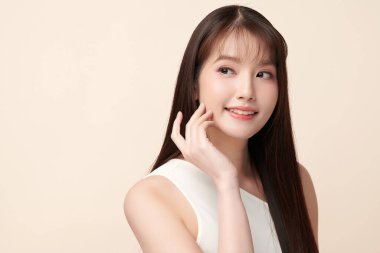 Taze bej arkaplan, yüz bakımı, yüz bakımı, kozmetoloji, güzellik ve kaplıca, Asyalı kadın portresi.