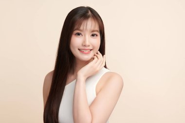 Taze bej arkaplan, yüz bakımı, yüz bakımı, kozmetoloji, güzellik ve kaplıca, Asyalı kadın portresi.