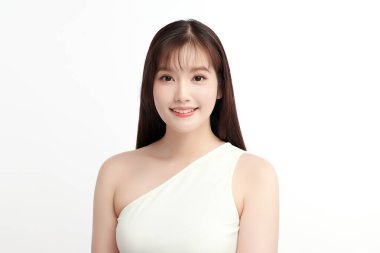 Beyaz arka planda temiz tenli güzel Asyalı kadın, yüz bakımı, yüz bakımı, kozmetoloji, güzellik ve kaplıca, Asyalı kadın portresi.