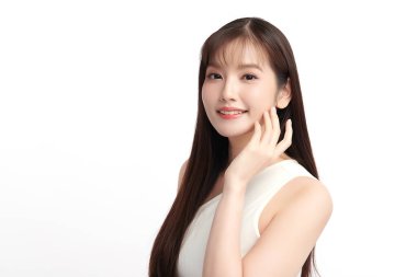 Beyaz arka planda temiz tenli güzel Asyalı kadın, yüz bakımı, yüz bakımı, kozmetoloji, güzellik ve kaplıca, Asyalı kadın portresi.