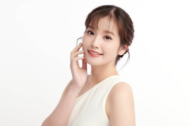 Beyaz arka planda temiz tenli güzel Asyalı kadın, yüz bakımı, yüz bakımı, kozmetoloji, güzellik ve kaplıca, Asyalı kadın portresi.