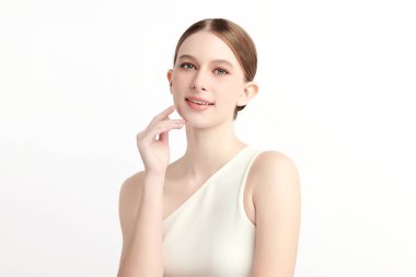 Beyaz arka planda temiz tenli güzel bir kadın, yüz bakımı, yüz bakımı, kozmetoloji, güzellik ve kaplıca, kadın portresi..