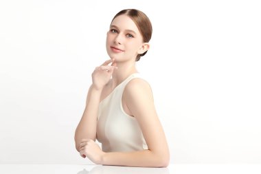 Beyaz arka planda temiz tenli güzel bir kadın, yüz bakımı, yüz bakımı, kozmetoloji, güzellik ve kaplıca, kadın portresi..