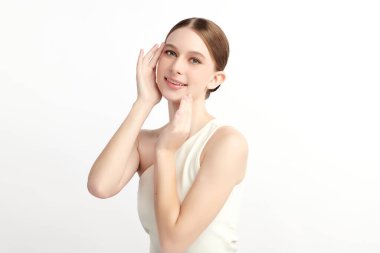 Beyaz arka planda temiz tenli güzel bir kadın, yüz bakımı, yüz bakımı, kozmetoloji, güzellik ve kaplıca, kadın portresi..