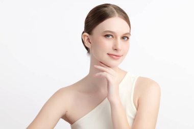 Beyaz arka planda temiz tenli güzel bir kadın, yüz bakımı, yüz bakımı, kozmetoloji, güzellik ve kaplıca, kadın portresi..