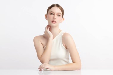Beyaz arka planda temiz tenli güzel bir kadın, yüz bakımı, yüz bakımı, kozmetoloji, güzellik ve kaplıca, kadın portresi..