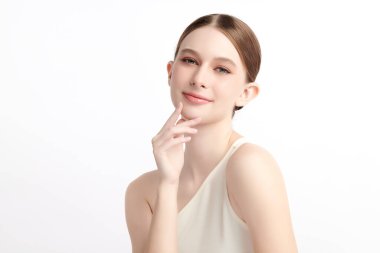 Beyaz arka planda temiz tenli güzel bir kadın, yüz bakımı, yüz bakımı, kozmetoloji, güzellik ve kaplıca, kadın portresi..