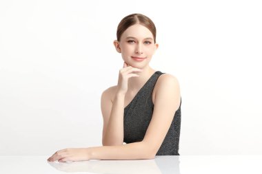 Beyaz arka planda temiz tenli güzel bir kadın, yüz bakımı, yüz bakımı, kozmetoloji, güzellik ve kaplıca, kadın portresi..