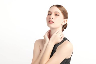 Beyaz arka planda temiz tenli güzel bir kadın, yüz bakımı, yüz bakımı, kozmetoloji, güzellik ve kaplıca, kadın portresi..