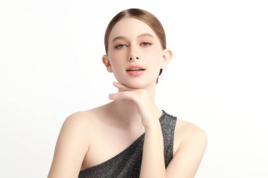 Beyaz arka planda temiz tenli güzel bir kadın, yüz bakımı, yüz bakımı, kozmetoloji, güzellik ve kaplıca, kadın portresi..