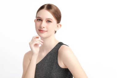 Beyaz arka planda temiz tenli güzel bir kadın, yüz bakımı, yüz bakımı, kozmetoloji, güzellik ve kaplıca, kadın portresi..