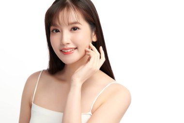 Beyaz arka planda temiz tenli güzel Asyalı kadın, yüz bakımı, yüz bakımı, kozmetoloji, güzellik ve kaplıca, Asyalı kadın portresi.