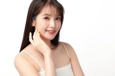 Beyaz arka planda temiz tenli güzel Asyalı kadın, yüz bakımı, yüz bakımı, kozmetoloji, güzellik ve kaplıca, Asyalı kadın portresi.