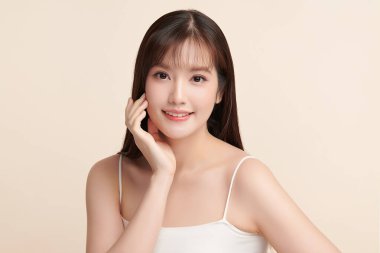 Taze bej arkaplan, yüz bakımı, yüz bakımı, kozmetoloji, güzellik ve kaplıca, Asyalı kadın portresi.