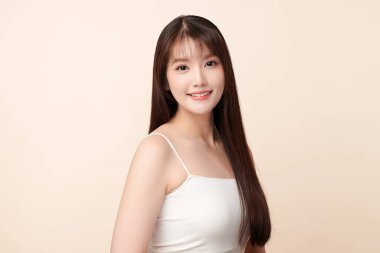 Taze bej arkaplan, yüz bakımı, yüz bakımı, kozmetoloji, güzellik ve kaplıca, Asyalı kadın portresi.