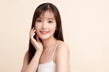 Taze bej arkaplan, yüz bakımı, yüz bakımı, kozmetoloji, güzellik ve kaplıca, Asyalı kadın portresi.