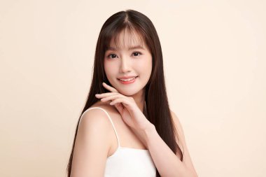 Taze bej arkaplan, yüz bakımı, yüz bakımı, kozmetoloji, güzellik ve kaplıca, Asyalı kadın portresi.