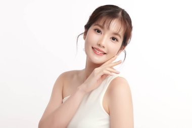 Beyaz arka planda temiz tenli güzel Asyalı kadın, yüz bakımı, yüz bakımı, kozmetoloji, güzellik ve kaplıca, Asyalı kadın portresi.