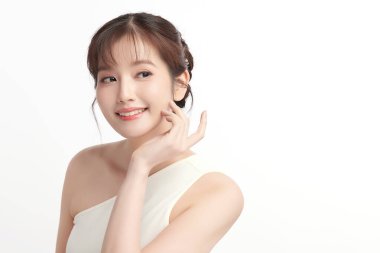 Beyaz arka planda temiz tenli güzel Asyalı kadın, yüz bakımı, yüz bakımı, kozmetoloji, güzellik ve kaplıca, Asyalı kadın portresi.