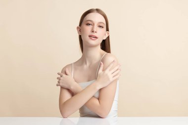 Bej arkaplan, yüz bakımı, yüz bakımı, kozmetoloji, güzellik ve kaplıca, kadın portresi..